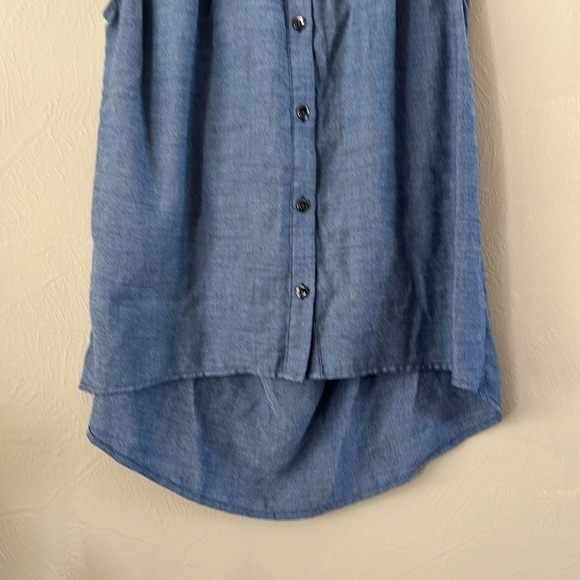 CAbi Button Down Chambray Sleeveless Shirt Size S Style 387 Cut out Back Hi-Lo - Picture 3 of 14